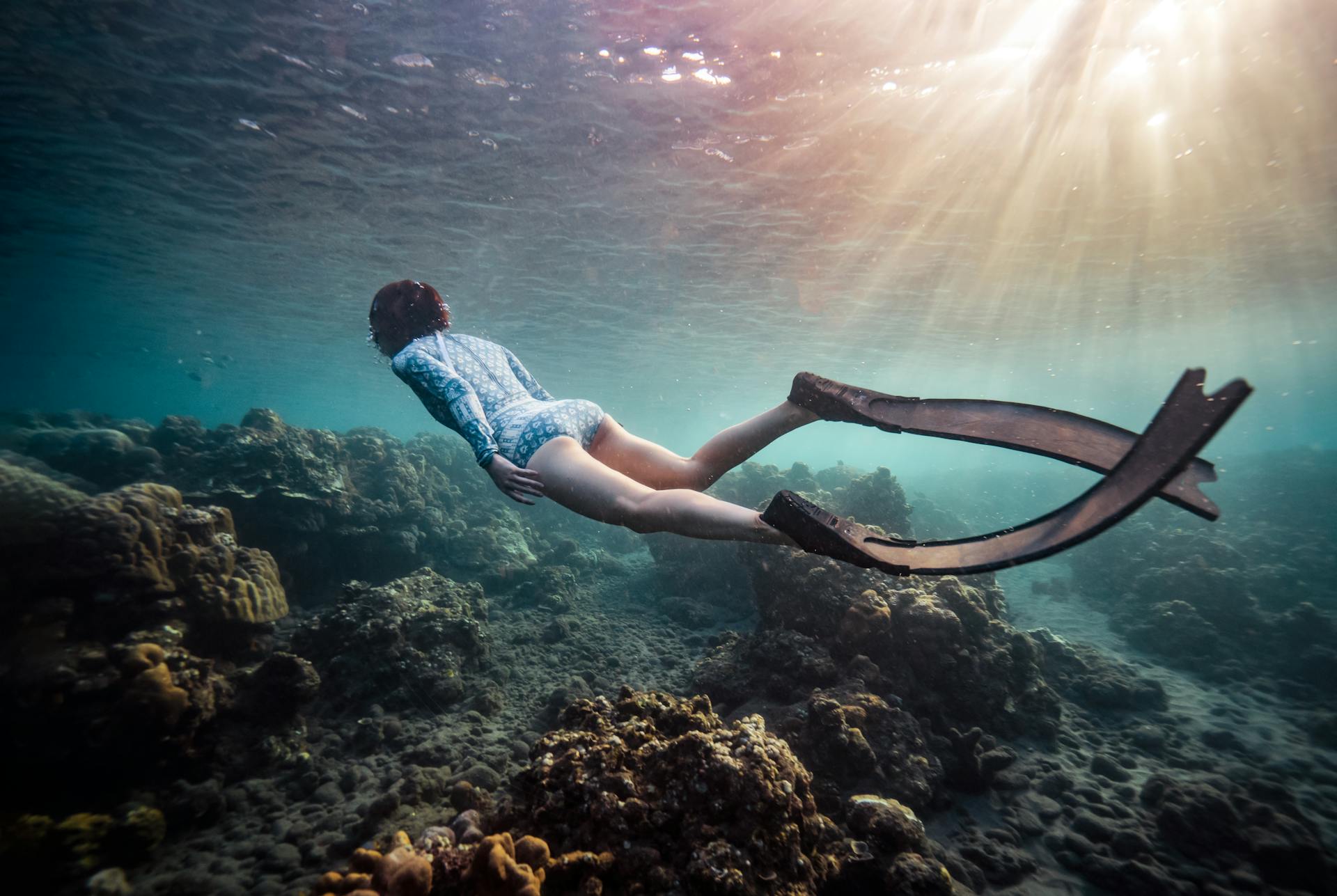 Finning techniques while diving